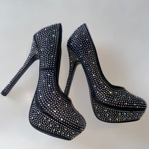 Black bling pumps